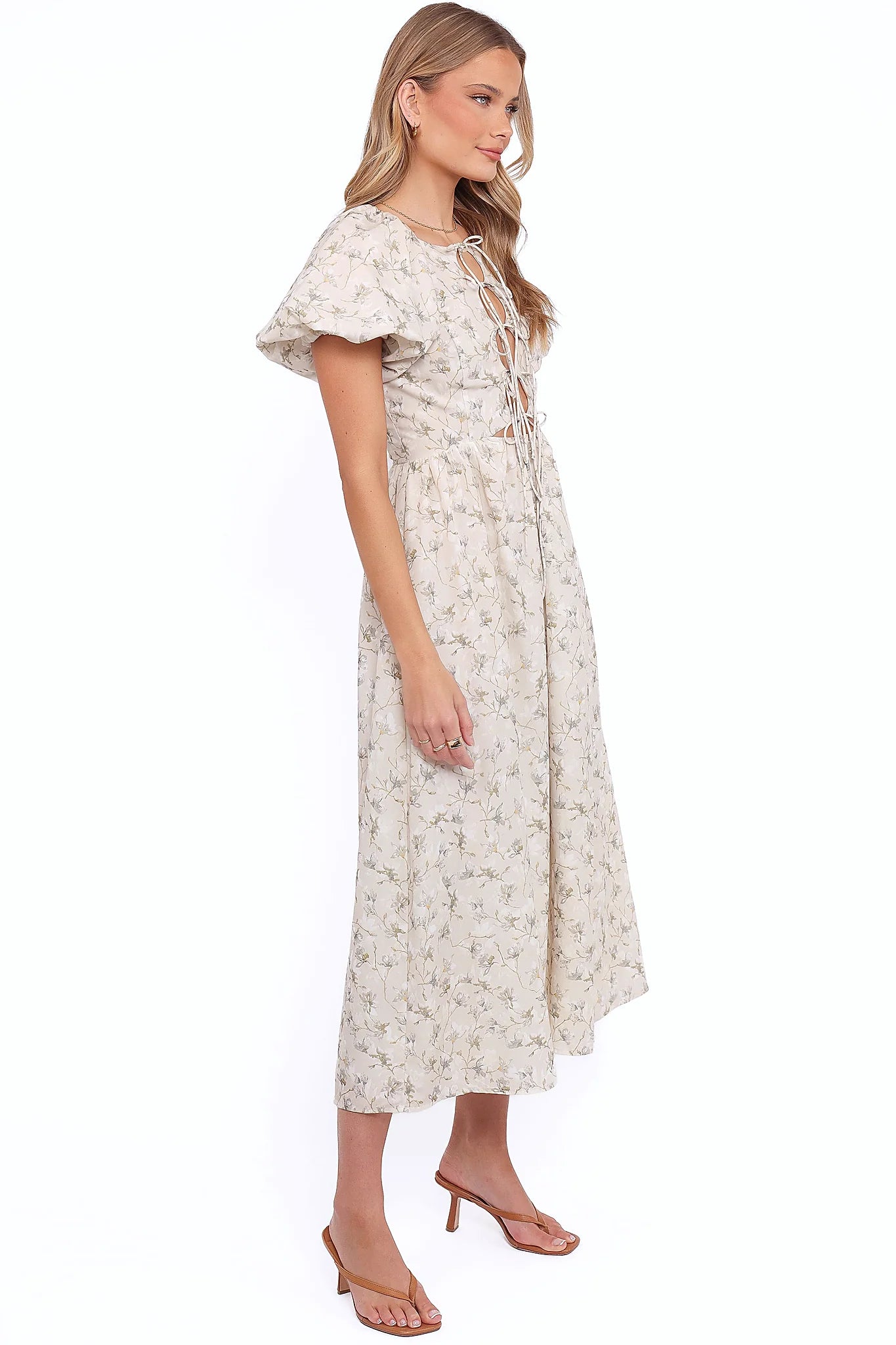 Short sleeve with elasticised cuff on a beige floral maxi dress